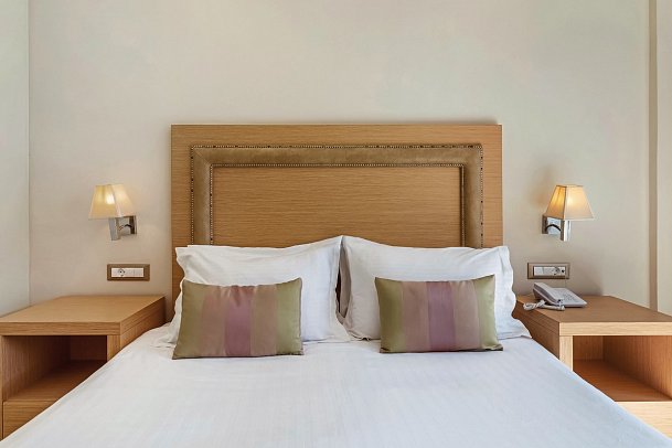 Alexandra Beach Resort & Spa - Wohnbeispiel Doppelzimmer Landblick (Zimmercodierung D1L)