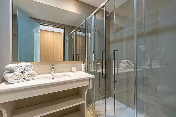 Alexandra Beach Resort & Spa - Wohnbeispiel Doppelzimmer Landblick (Zimmercodierung D1L)