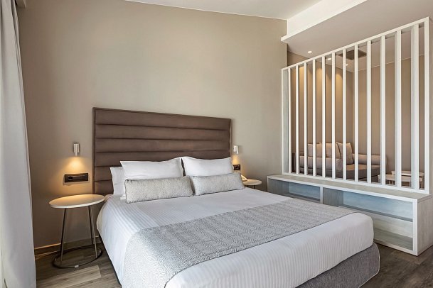 Alexandra Beach Resort & Spa - Wohnbeispiel Juniorsuite Meerblick (Zimmercodierung JBM)