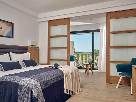 Cavo Orient Beach Hotel - Wohnbeispiel Suite Deluxe Meerblick (Zimmercodierung WDM)