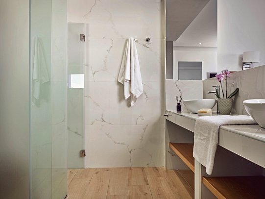 Cavo Orient Beach Hotel - Wohnbeispiel Luxury Suite Meerblick (Zimmercodierung W1M)