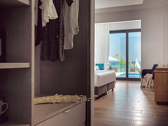 Cavo Orient Beach Hotel - Wohnbeispiel Seaside Suite mit Private Pool (Zimmercodierung W1R)