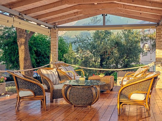 Koukounaria Hotel & Suites