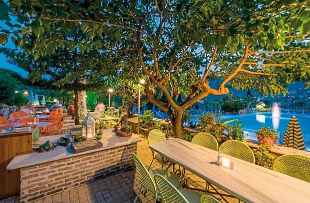 Koukounaria Hotel & Suites