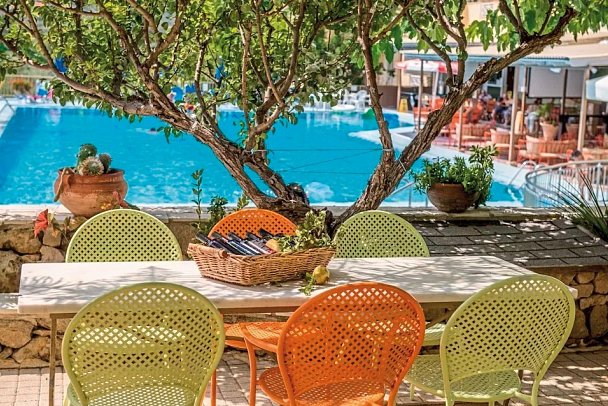 Koukounaria Hotel & Suites