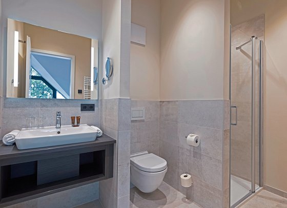 MAREMÜRITZ Yachthafen Resort - Beispiel Bad Suite Kompass Maisonette (Zimmercodierung MB1)