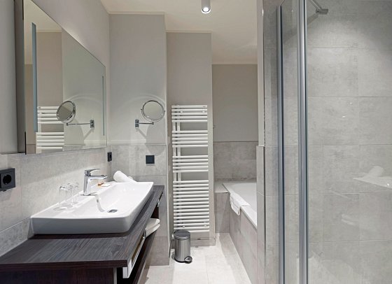 MAREMÜRITZ Yachthafen Resort - Beispiel Bad Suite Fortuna (Zimmercodierung WB1)