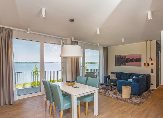 MAREMÜRITZ Yachthafen Resort - Wohnbeispiel Suite Fortuna Müritzblick (Zimmercodierung W1I)