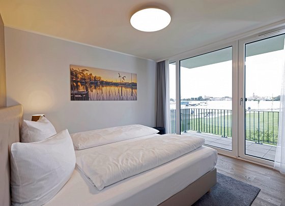 MAREMÜRITZ Yachthafen Resort - Wohnbeispiel Suite Fortuna Müritzblick (Zimmercodierung W1I)