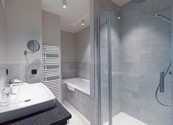 MAREMÜRITZ Yachthafen Resort - Beispiel Bad Suite Fortuna Müritzblick (Zimmercodierung W1I)