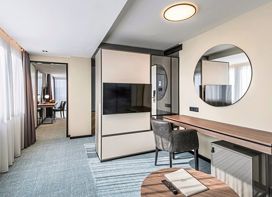 Hunguest Hotel Bál Resort - Wohnbeispiel Juniorsuite Seeblick (Zimmercodierung J1I)