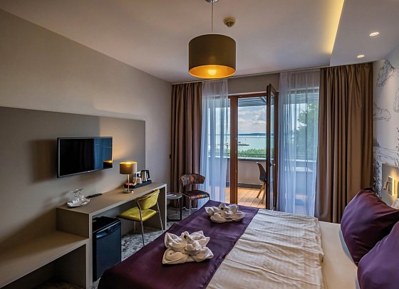 Hotel Golden Lake Resort Balatonfüred - Wohnbeispiel Doppelzimmer Premium Balkon Seeblick (Zimmercodierung DMI)
