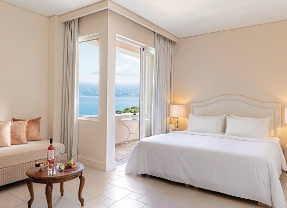 Grecotel Eva Palace - Wohnbeispiel Doppelzimmer seitl. Meerblick (Zimmercodierung DBN)