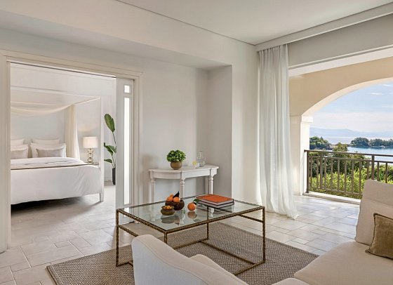 Grecotel Eva Palace - Wohnbeispiel Bungalow Deluxe Suite seitl. Meerblick (Zimmercodierung BDN)