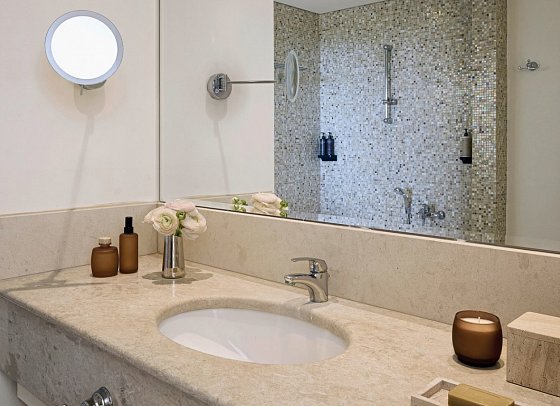 Grecotel Eva Palace - Badbeispiel Bungalow Junior Suite Sea View (Zimmercodierung BBM)