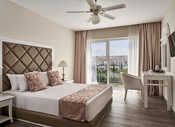 Sandy Villas Resort - Wohnbeispiel Juniorsuite Poolblick (Zimmercodierung J1P)