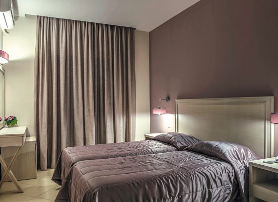 Delfinia - Wohnbeispiel Doppelzimmer Gartenblick (Zimmercodierung DBG)