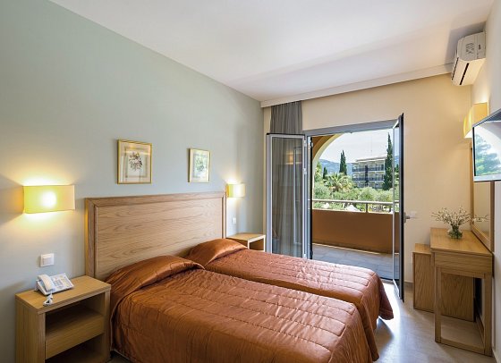 Delfinia - Wohnbeispiel Doppelzimmer Gartenblick (Zimmercodierung DBG)