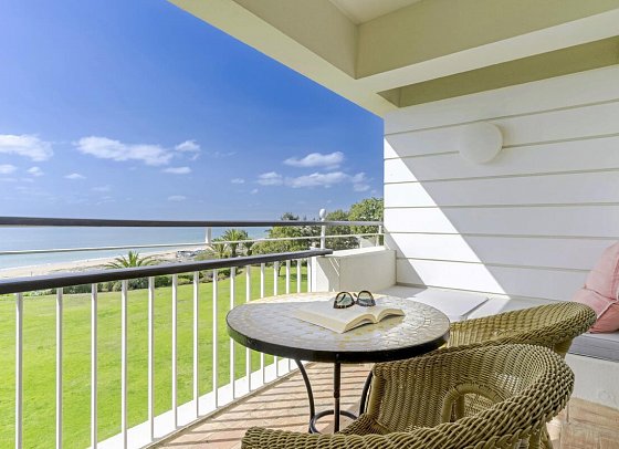 Pestana Alvor Praia Premium Beach & Golf Resort - Beispiel Balkon Doppelzimmer Deluxe Meerblick (Zimmercodierungen DD2 & DCM)