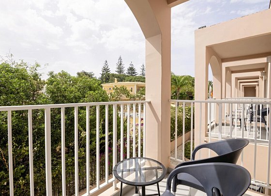 Vila Galé Collection Praia - Beispiel Balkon Doppelzimmer Landblick (Zimmercodierung DBL)
