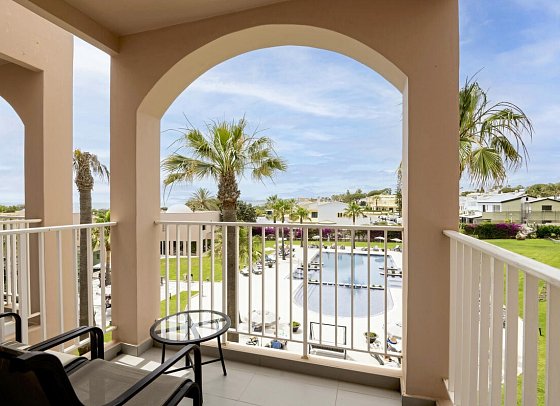 Vila Galé Collection Praia - Beispiel Balkon Doppelzimmer Poolblick (Zimmercodierung DBP)