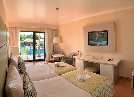 Baia Grande - Wohnbeispiel Doppelzimmer Poolblick (Zimmercodierung DDP)