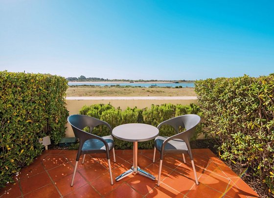 Vila Galé Albacora - Beispiel Terrasse Doppelzimmer Ria Formosa Blick (Zimmercodierungen DB1 & DC1)