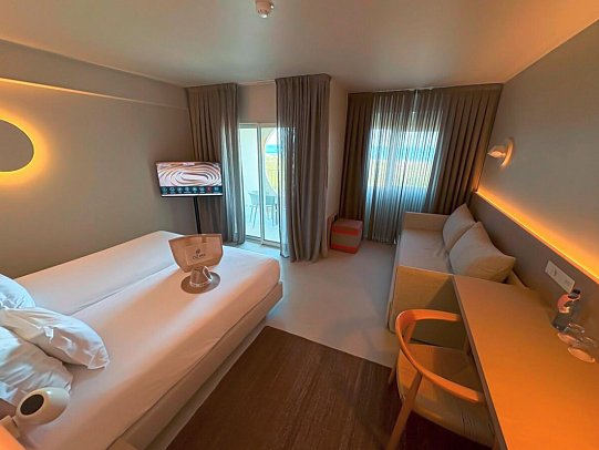Ozadi Altura Beach Resort - Wohnbeispiel Doppelzimmer Premium Meerblick (Zimmercodierung DSM)