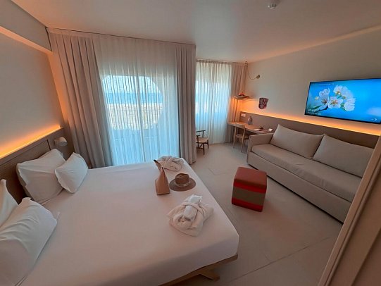 Ozadi Altura Beach Resort - Wohnbeispiel Suite Premium Meerblick (Zimmercodierung WMM)