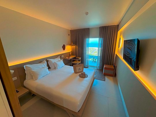 Ozadi Altura Beach Resort - Wohnbeispiel Doppelzimmer Premium Standard Meerblick (Zimmercodierung DBM)
