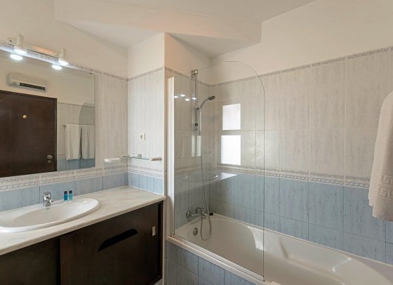 Rocha Brava Village Resort - Beispiel Bad Villa 2 Schlafzimmer Gartenblick (Zimmercodierung VB1)
