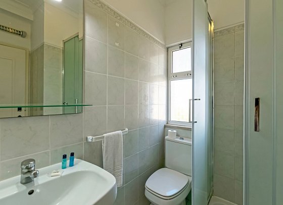 Rocha Brava Village Resort - Beispiel Bad Villa 2 Schlafzimmer Meerblick (Zimmercodierung V1M)