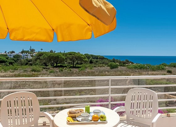 Rocha Brava Village Resort - Beispiel Balkon Villa 2 Schlafzimmer Meerblick (Zimmercodierung V1M)