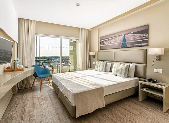 AP Maria Nova Lounge - Wohnbeispiel Doppelzimmer Poolblick (Zimmercodierung DBP)