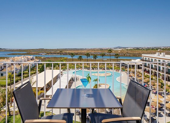 AP Cabanas Beach & Nature - Beispiel Balkon Poolblick (Zimmercodierungen DBP & D2P)