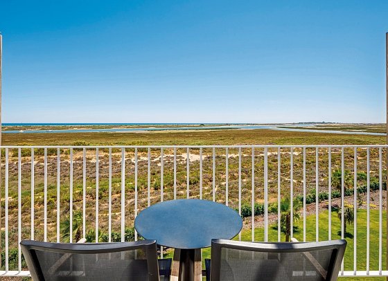 AP Cabanas Beach & Nature - Beispiel Balkon Doppelzimmer Ria Formosa Blick (Zimmercodierungen DBI & D3I)