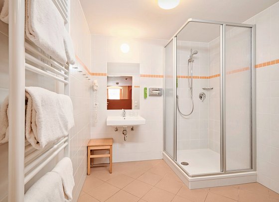 JUFA Hotel Meersburg - Wohnbeispiel Bad (Zimmercodierungen DB1, FB1 & DC1)