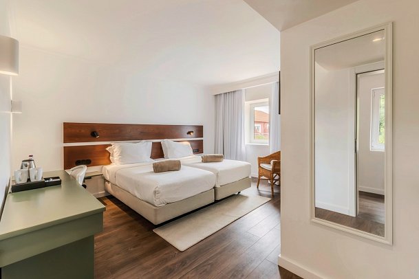 Enotel Santo da Serra - Wohnbeispiel Doppelzimmer Gartenblick (Zimmercodierungen DB1 & DG1)