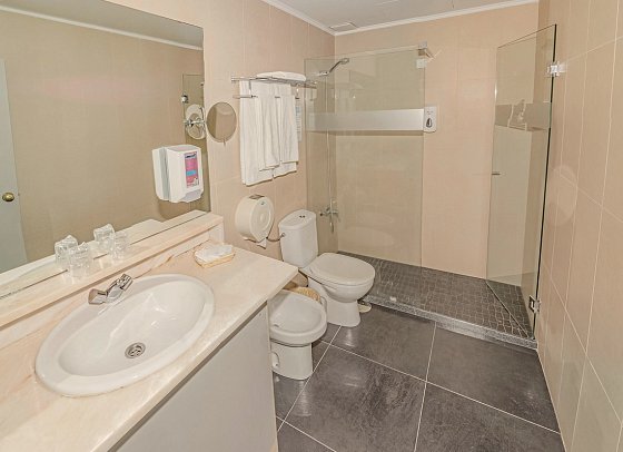 Orca Praia - Beispiel Bad Doppelzimmer Meerblick (Zimmercodierung DBM)