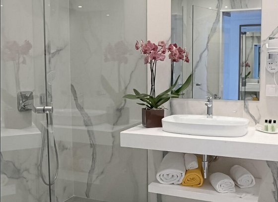 Ocean Gardens - Beispiel Bad Doppelzimmer Superior Buchtblick (Zimmercodierung DS1)