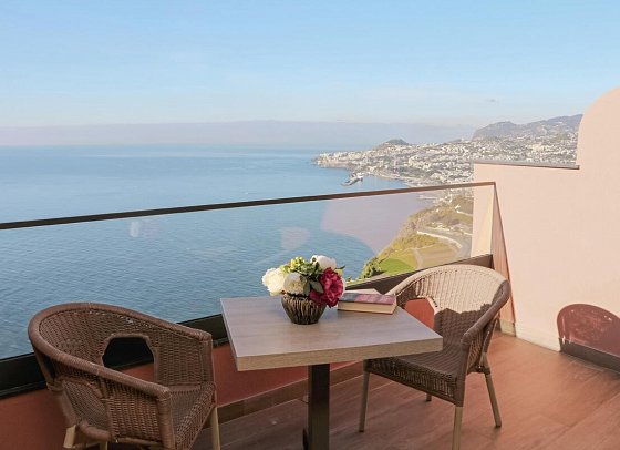 Ocean Gardens - Beispiel Balkon Doppelzimmer Buchtblick (Zimmercodierung DB2)