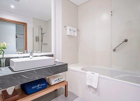 Aqua Natura Madeira - Beispiel Bad Doppelzimmer Meerblick (Zimmercodierung DBM)