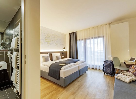 JUFA Hotel Hamburg HafenCity - Wohnbeispiel Dreibettzimmer (Zimmercodierung TB2)