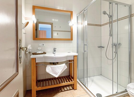 Nordsee-Hotel Arlau-Schleuse - Beispiel Bad Doppelzimmer Komfort (Zimmercodierung DF1)