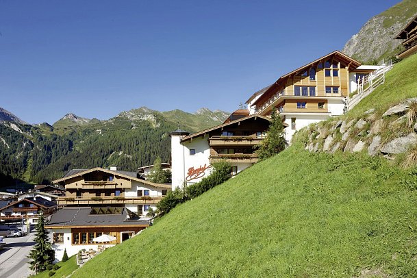 Berghof - Crystal Spa & Sports - Außenansicht