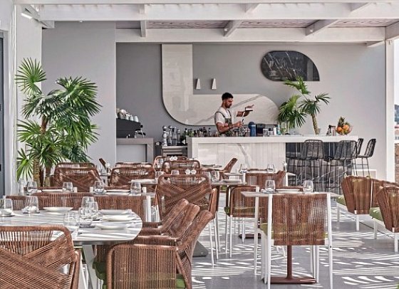 Kouros Hotel & Suites