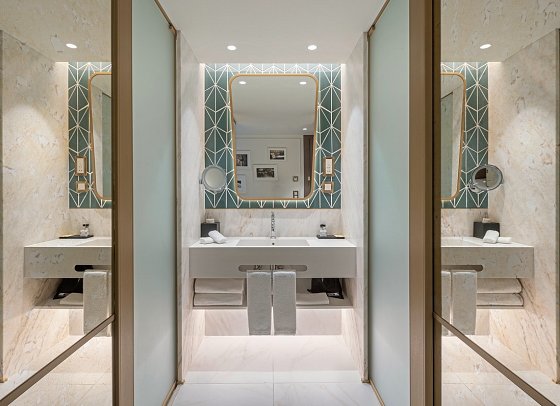 The Emerald House Lisbon, Curio Collection by Hilton - Beispiel Bad Doppelzimmer (Zimmercodierung DB1)