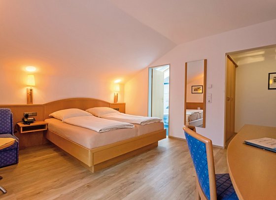 Parkhotel Sonnenhof - Wohnbeispiel Doppelzimmer Standard Balkon (Zimmercodierungen DB1 & DP1)