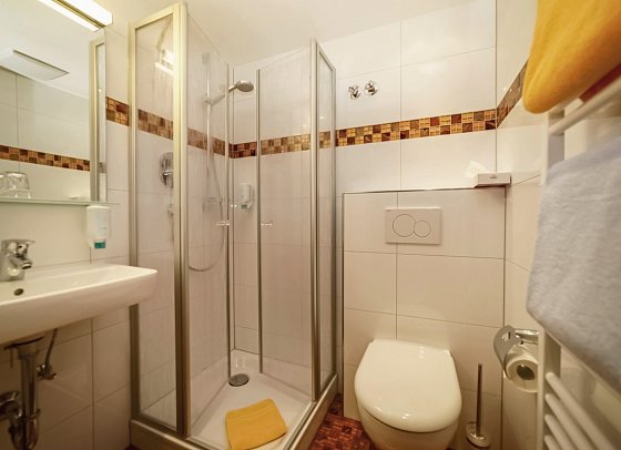 Parkhotel Sonnenhof - Beispiel Bad Doppelzimmer Standard Balkon (Zimmercodierungen DB1 & DP1)
