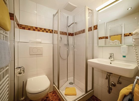 Parkhotel Sonnenhof - Beispiel Bad Doppelzimmer Standard Balkon (Zimmercodierungen DB1 & DP1)